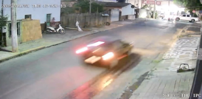 Mulher fica ferida em acidente entre moto e caminhonete no bairro Novo Paraíso em Cuiabá