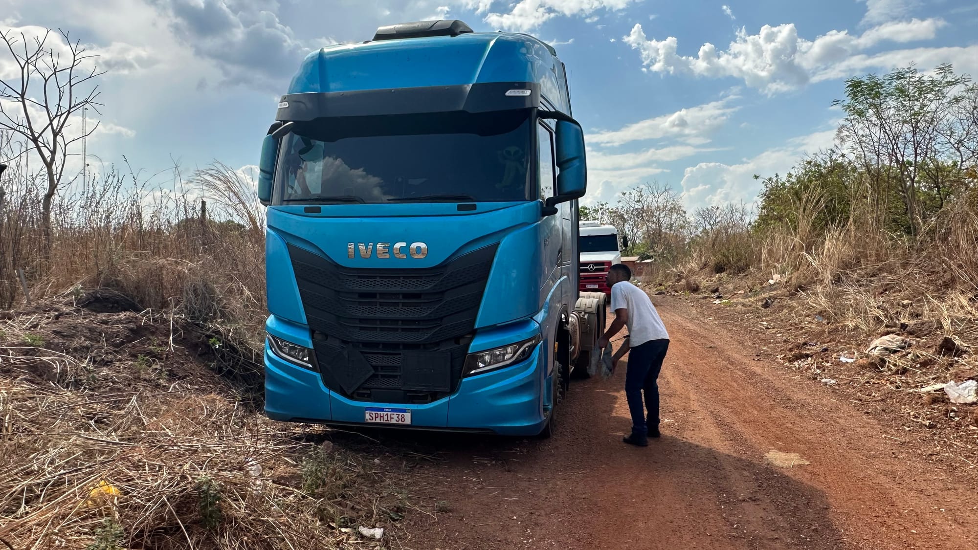 Motorista de carreta com combustível desaparece em Várzea Grande