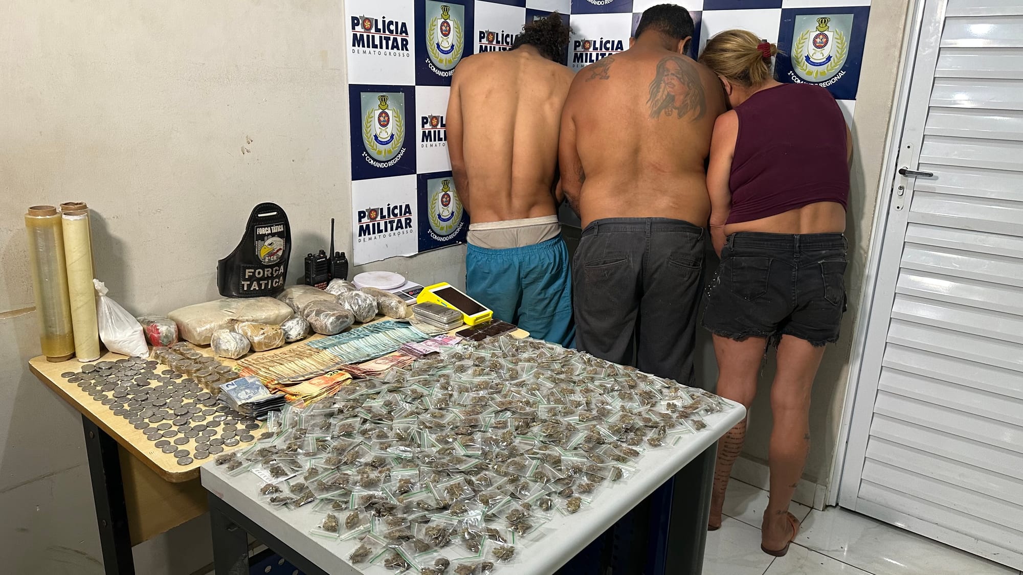 Força Tática desmonta ponto de tráfico e apreende grande quantidade de drogas e dinheiro em Cuiabá