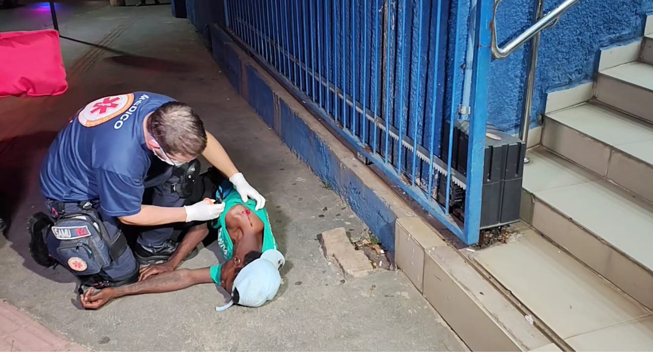 Homem é esfaqueado e desmaia em frente à Santa Casa em Cuiabá