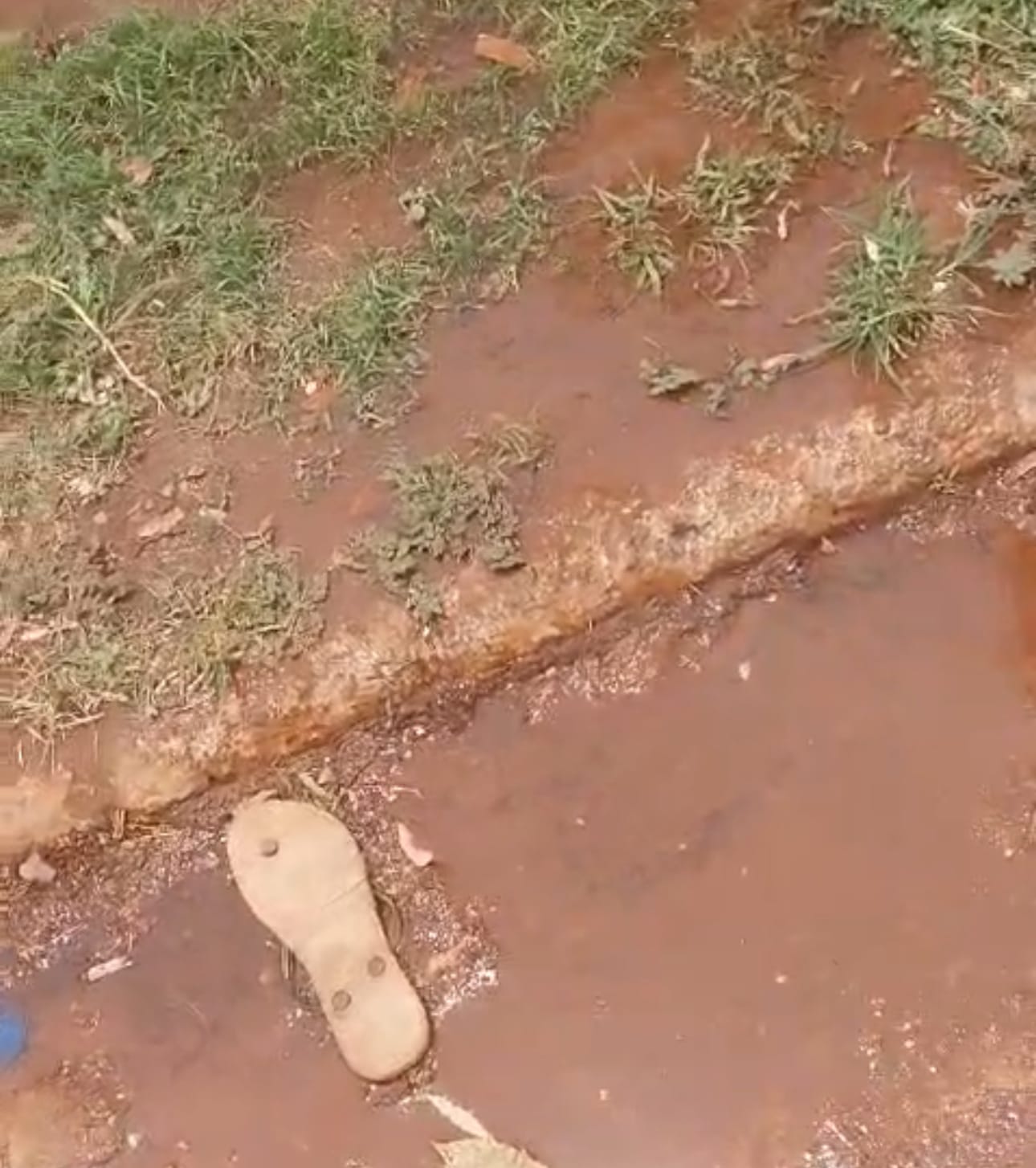 Moradores denunciam desperdício de água e falta de abastecimento em Várzea Grande