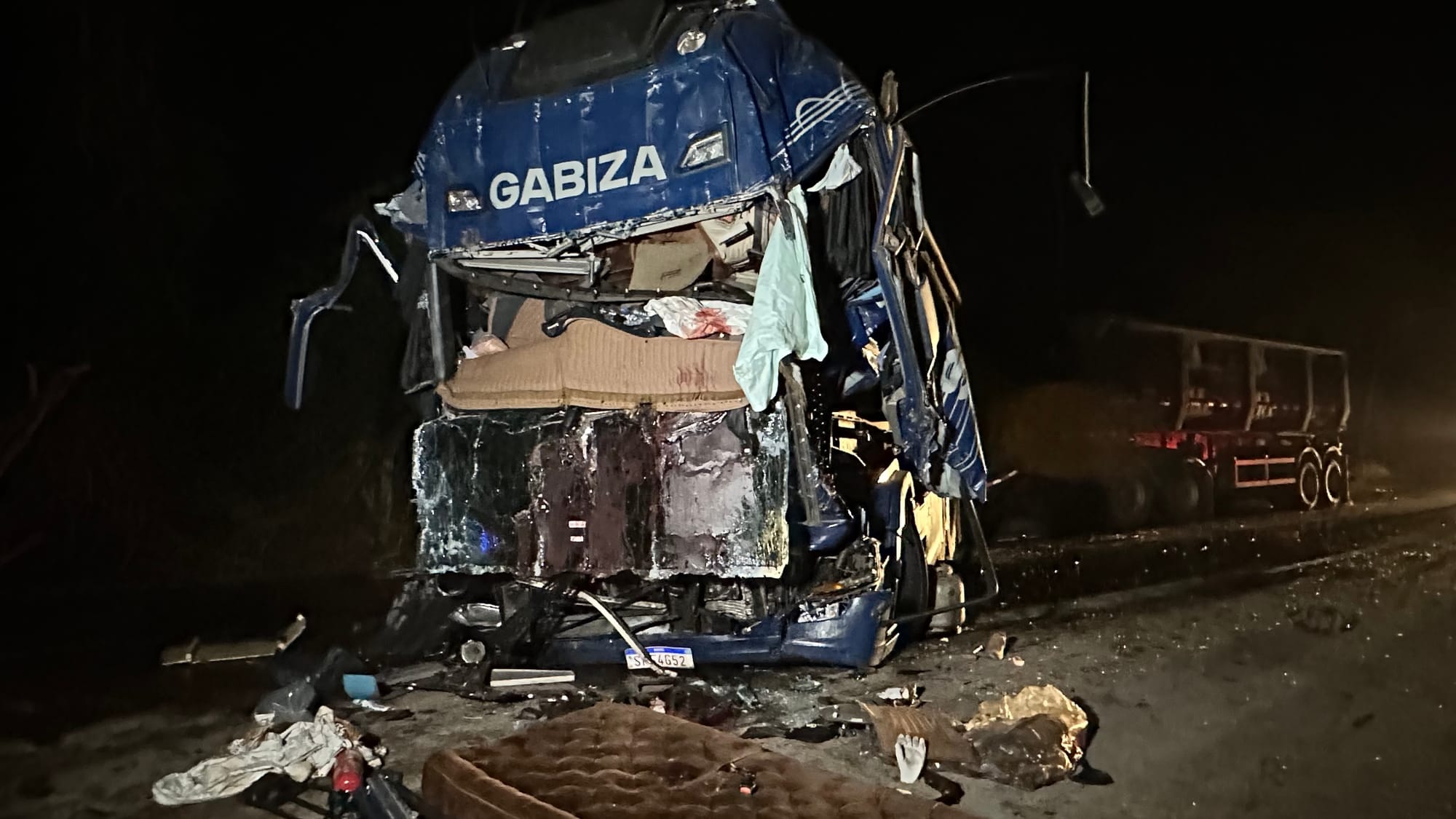 Batida entre três carretas mata motorista e deixa outro ferido na BR-364 Em Cuiabá