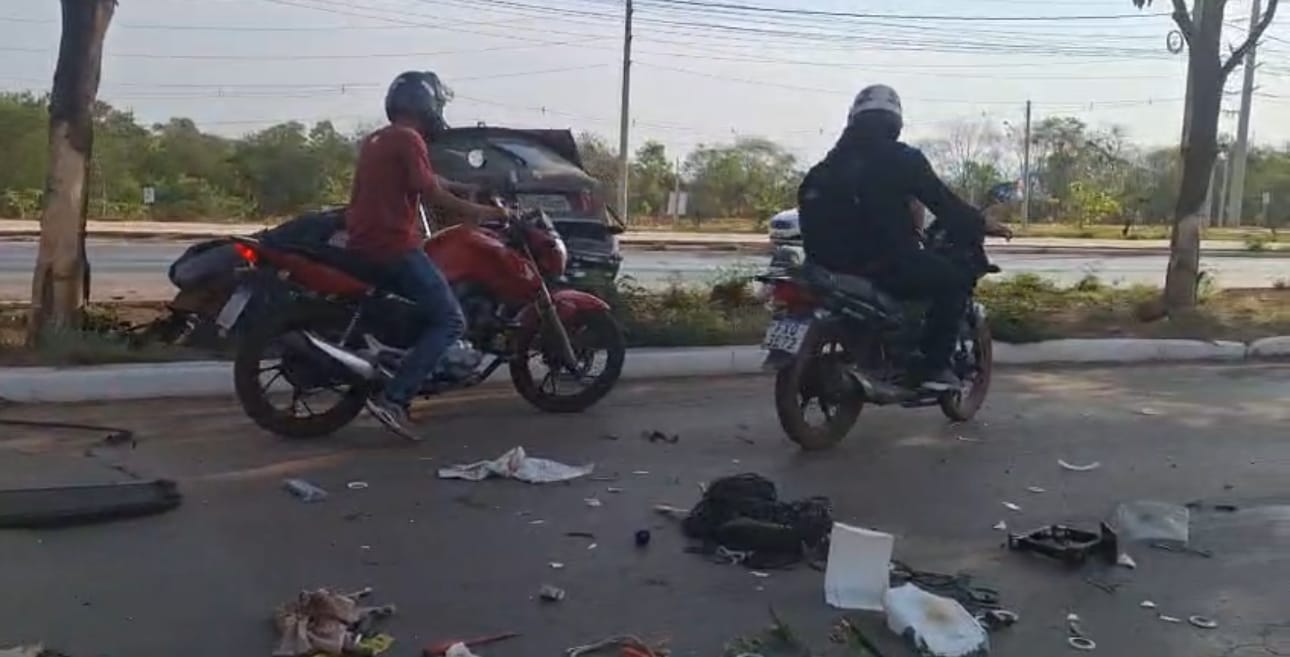 Motorista morre e passageiro fica ferido após batida em árvore na Avenida das Torres, em Cuiabá