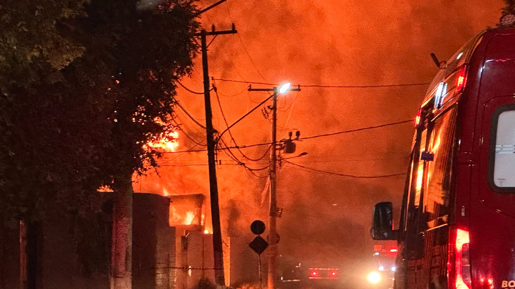 Incêndio de grandes proporções atinge reciclagem Canaã em Cophamil, Cuiabá
