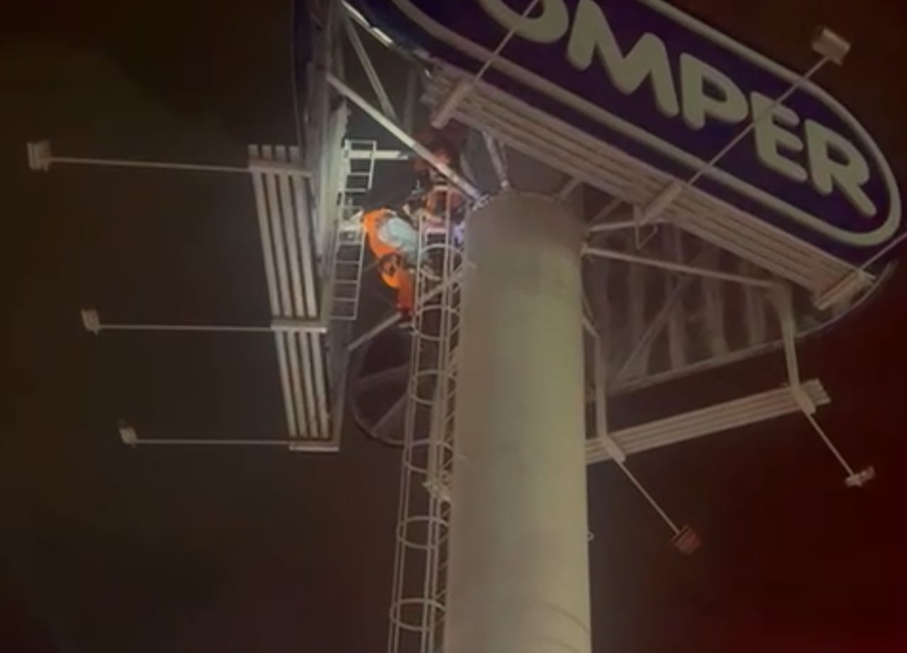 Professor é resgatado após 14 horas em torre de supermercado em Várzea Grande