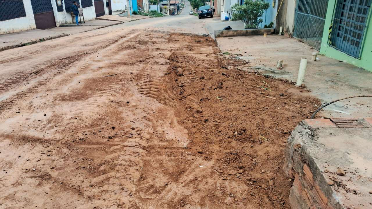 Prefeitura de Várzea Grande realiza ação emergencial para conter vazamento e recuperar via no Jardim Alá