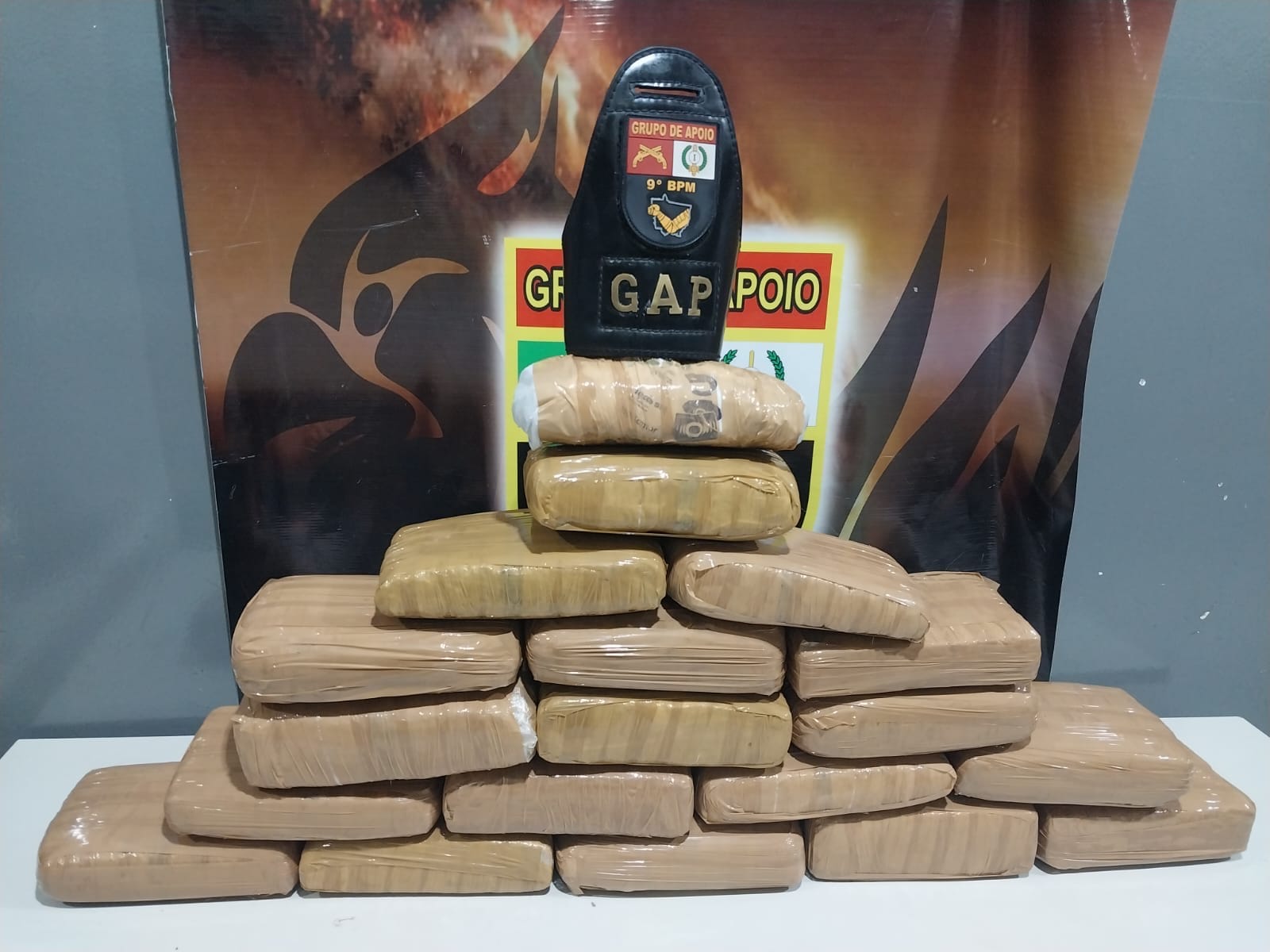 Polícia Militar apreende 19 tabletes de maconha escondidos sob folhas de bananeira em Cuiabá