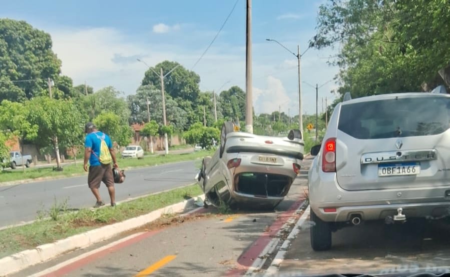 ATENÇÃO CONDUTORES! ACIDENTE COM CAPOTAMENTO NA 31 DE MARÇO, EM VÁRZEA GRANDE