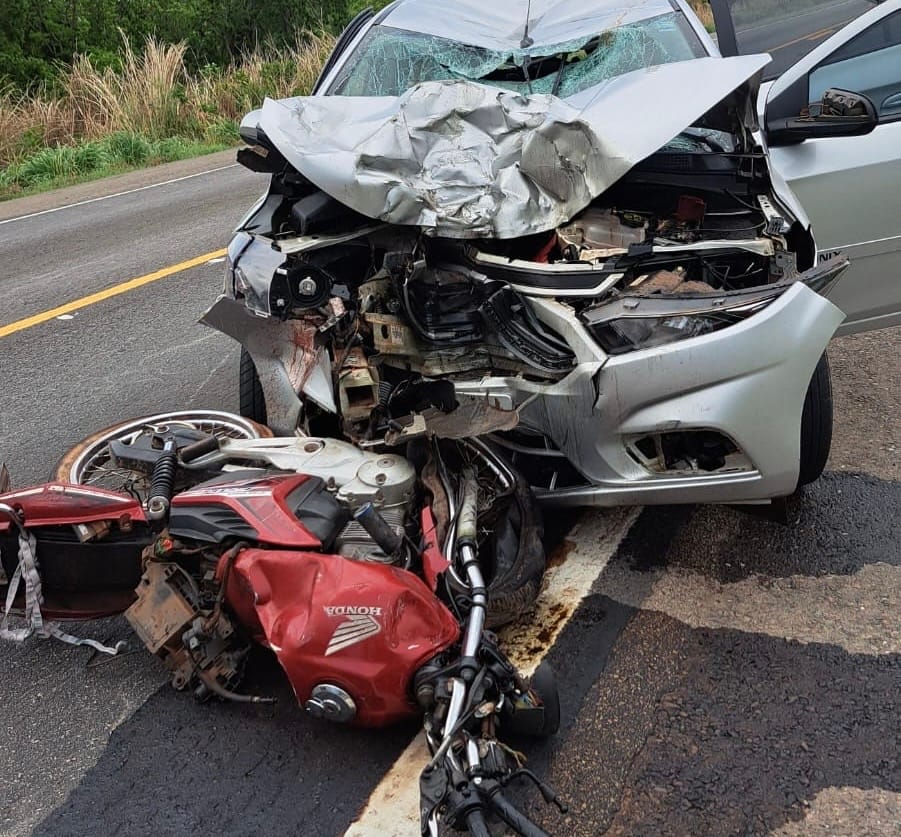 AGORA: Motociclista morre em colisão frontal após entrada de Nossa Senhora do Livramento