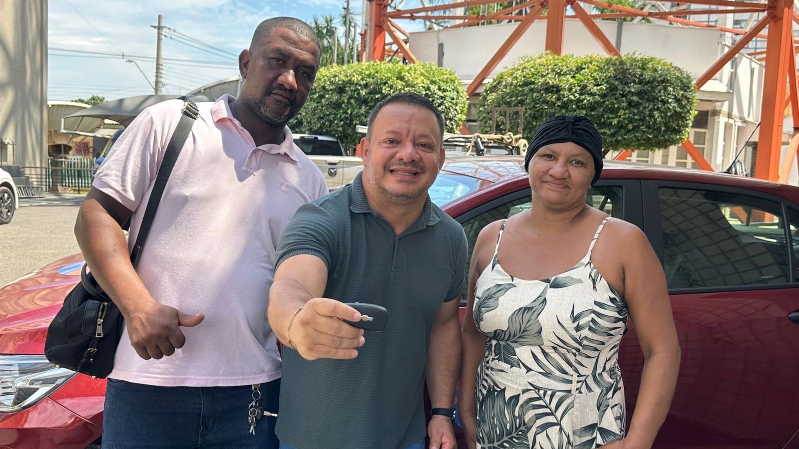 Família do Jardim Vitória realiza sonho e leva carro zero da Rede União