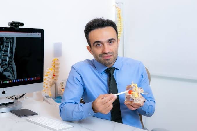 Dr. Rodolfo Carneiro: Excelência em Neurocirurgia e Tratamento da Coluna Vertebral