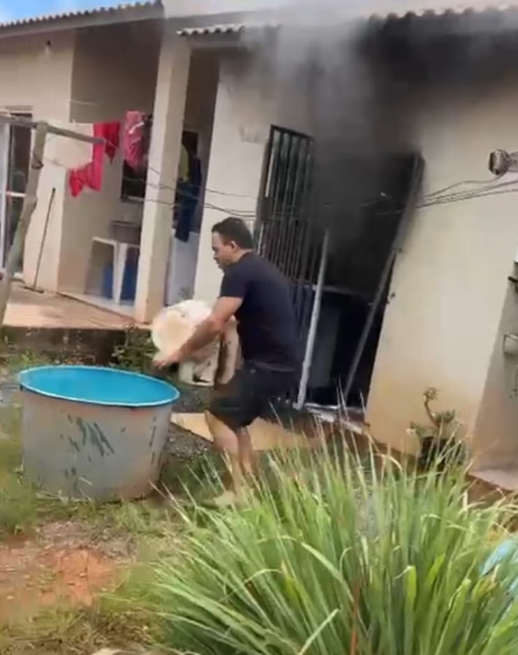 VEJA VIDEO:Vizinhos tentaram apagar o fogo enquanto aguardavam os bombeiros; vítima estava no banheiro