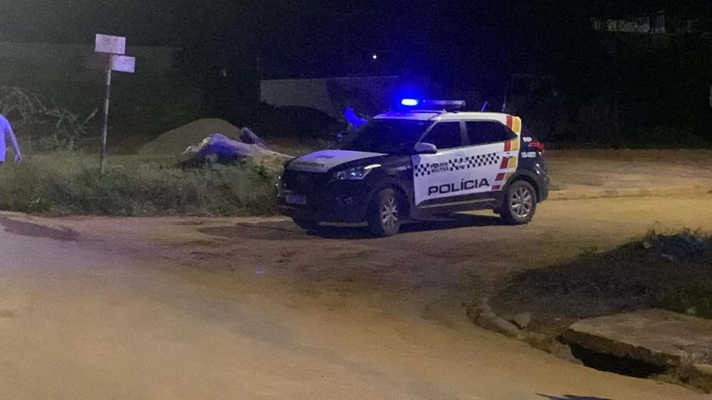 VIOLÊNCIA DESCONTROLADA EM CÁCERES: CASAL É CAÇADO POR MASCARADOS E HOMEM ACABA BALEADO