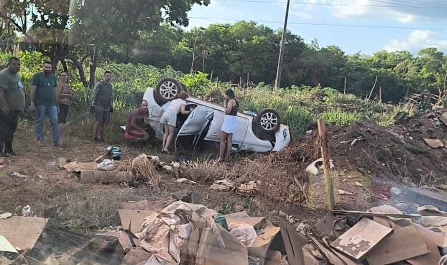 Veículo capota no Bairro Primavera em Várzea Grande; Samu e Polícia Militar estão no local
