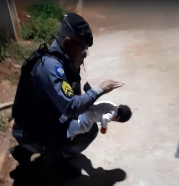 Milagre de Natal: policiais salvam bebê de 15 dias engasgado com leite em Cuiabá