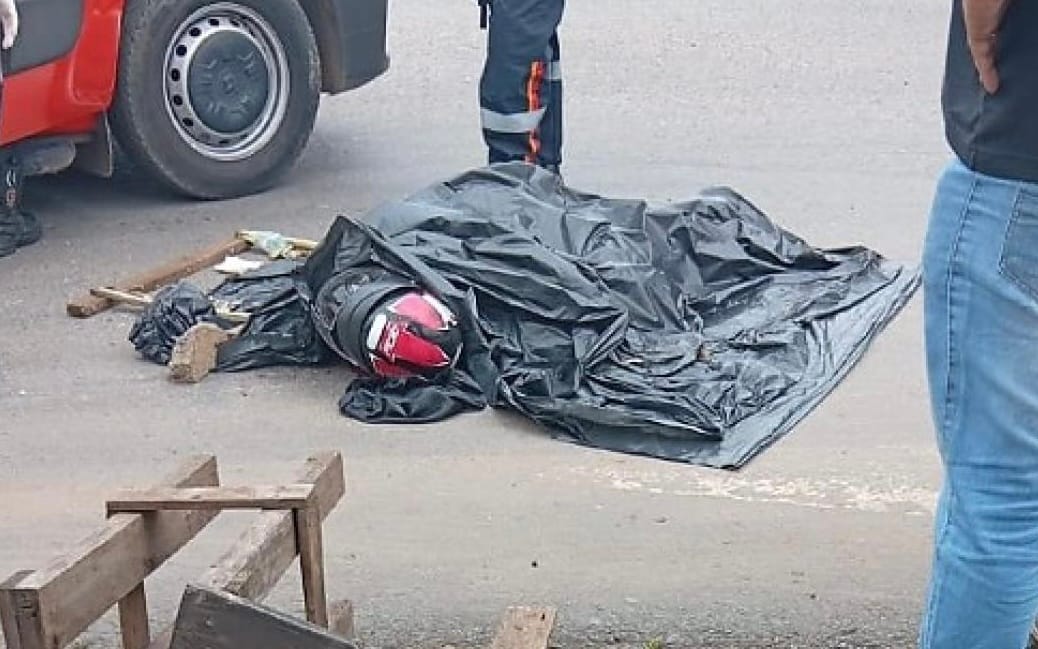 MULHER MORRE E OUTRA FICA FERIDA APÓS ACIDENTE GRAVE COM CAMINHÃO NO DISTRITO INDUSTRIAL