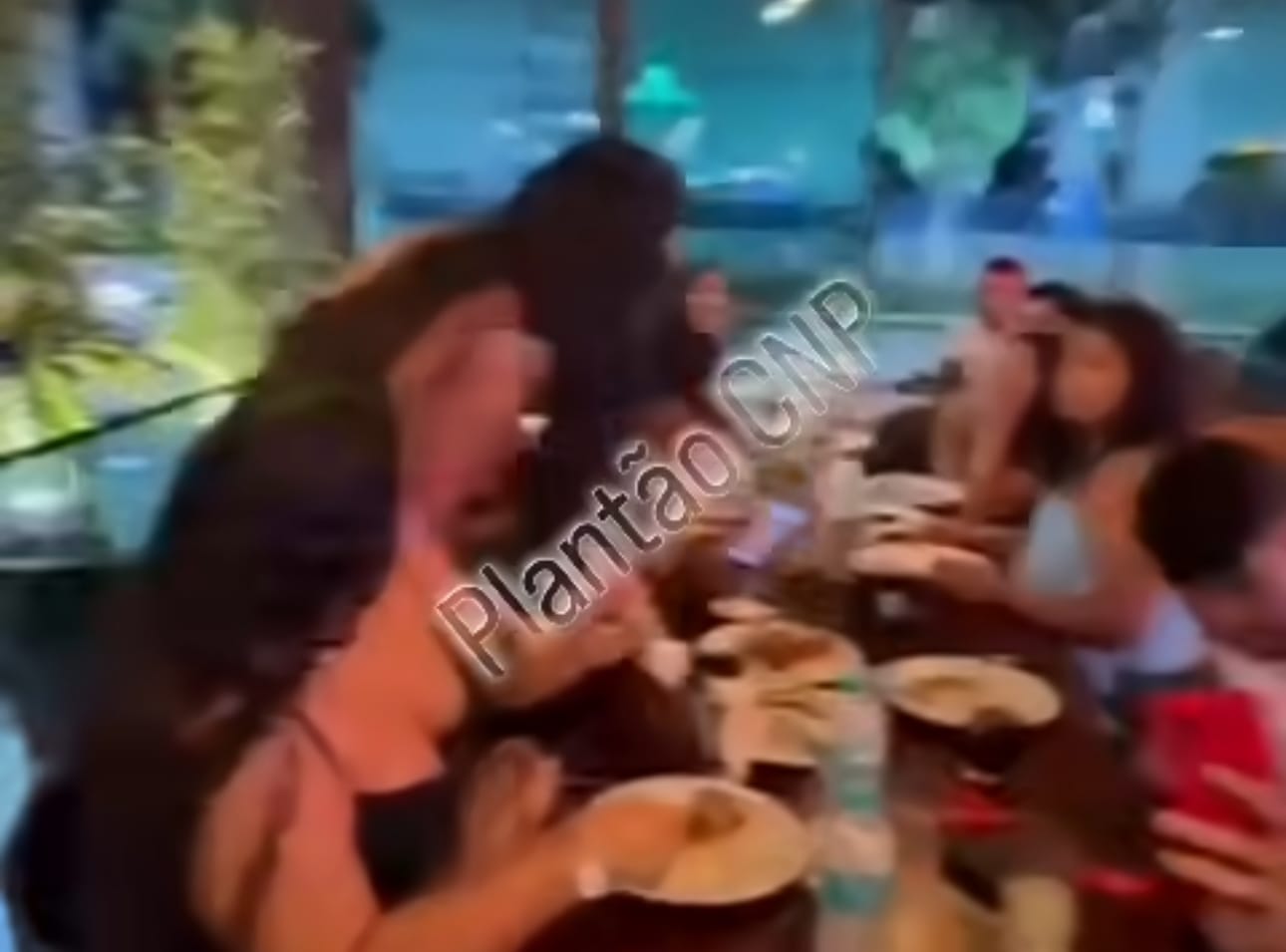 Influenciadora Valkíria Brandão enfrenta rapaz que a atacou nas redes sociais e vídeo viraliza em Cuiabá