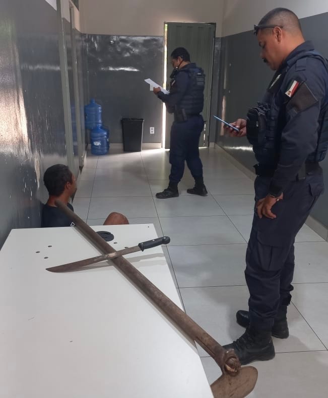 TERROR NO TERMINAL: Homem com mais de 15 passagens avança com facão contra guarda municipal