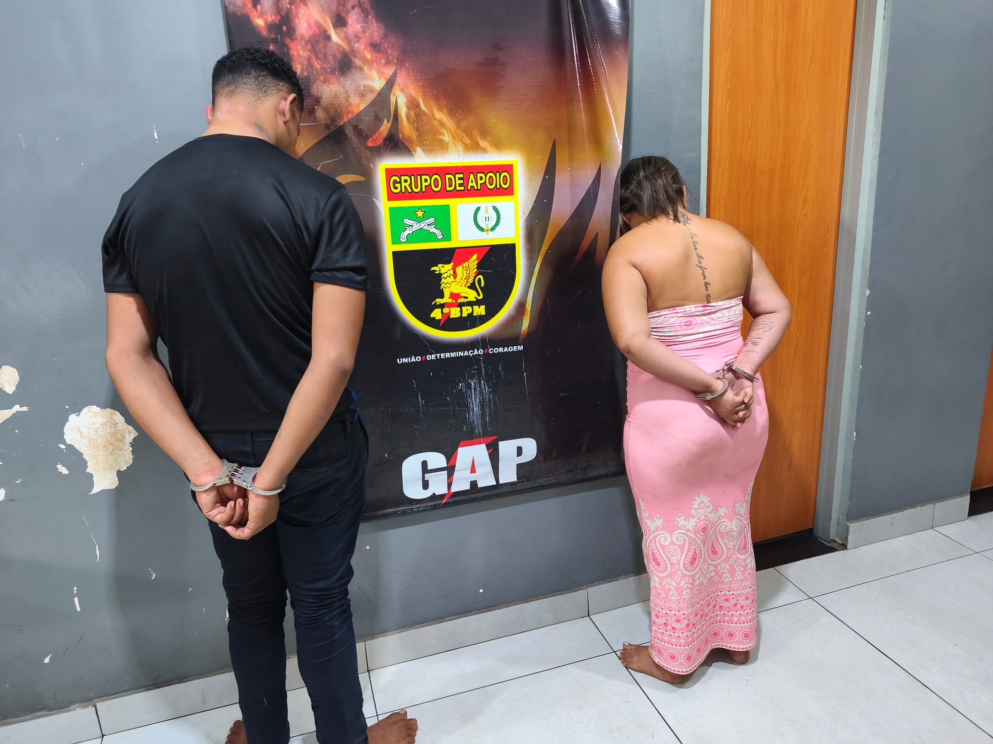 Casal é preso por tráfico de drogas após denúncia em bar de Várzea Grande