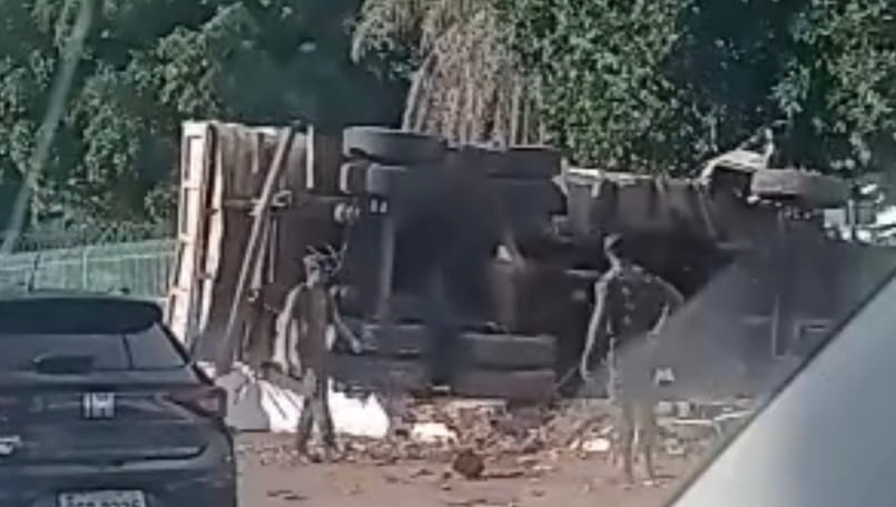 Caminhão desgovernado atinge muro do 9º BEC e tomba na Avenida Fernando Corrêa, em Cuiabá