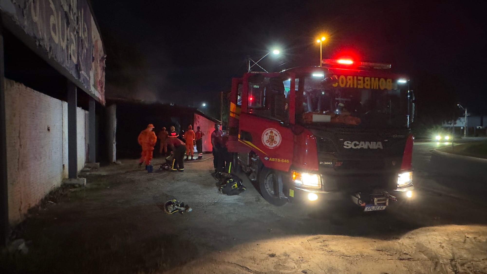Incêndio atinge barracão abandonado usado como borracharia no Bosque da Saúde