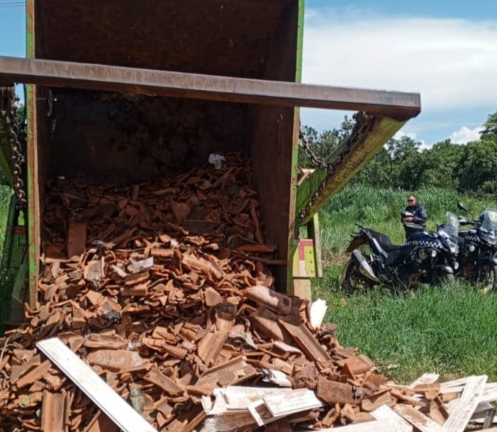 Homem é flagrado descartando resíduos em área verde e acaba conduzido pela Guarda Municipal