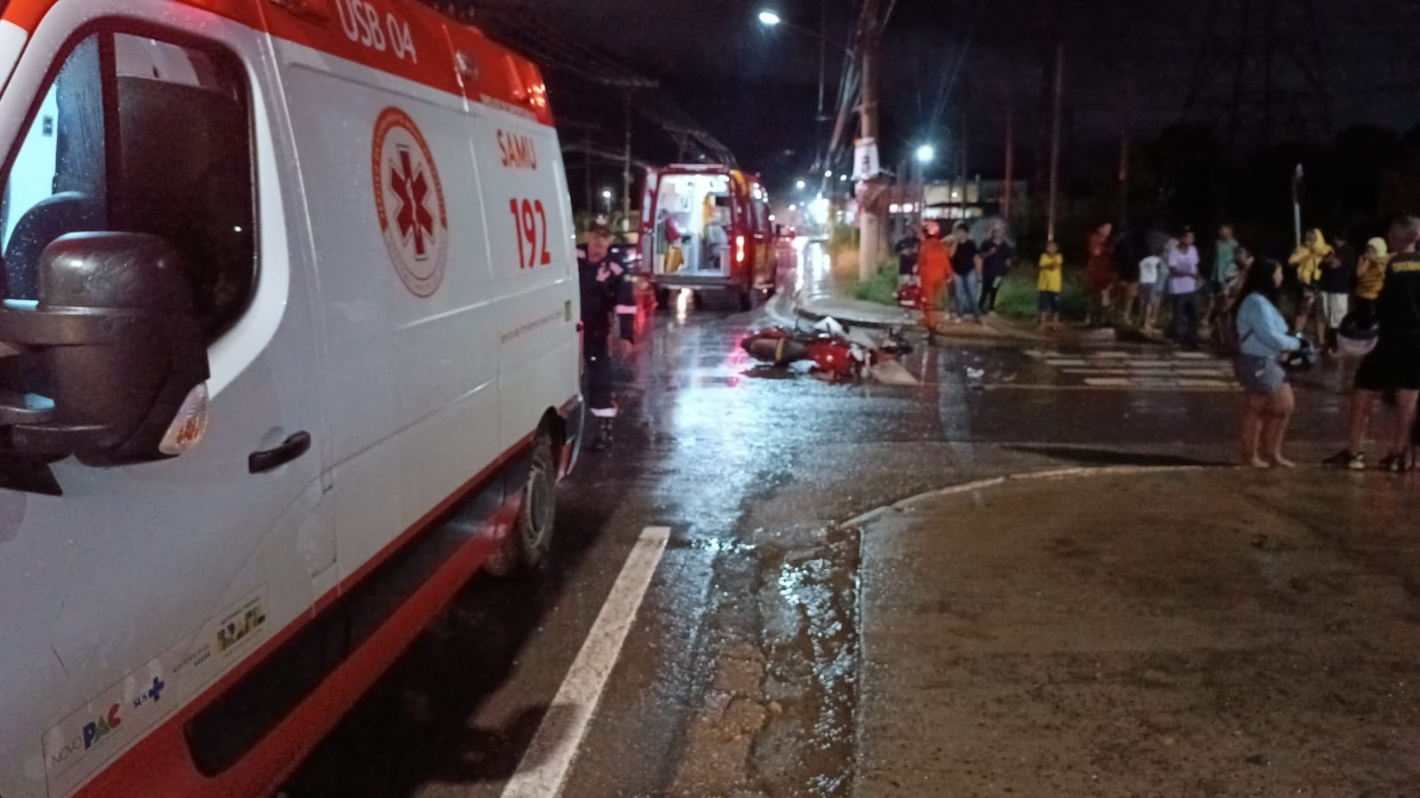 ACIDENTE ENTRE CARRO E MOTO DEIXA DUAS PESSOAS FERIDAS EM VÁRZEA GRANDE