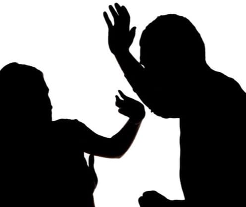 Mulher pede socorro na rua após ser agredida pelo esposo durante a madrugada em Juína