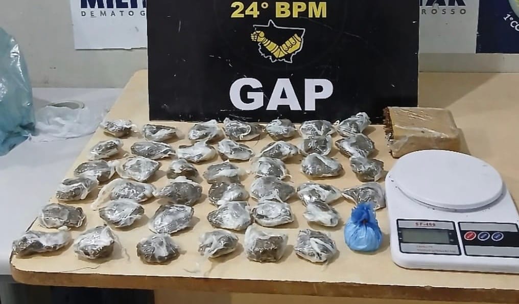 CASA ABANDONADA ERA USADA COMO DEPÓSITO DE DROGAS DE FACÇÃO CRIMINOSA; SUSPEITO É PRESO APÓS FUGA EM ALTA VELOCIDADE NO PEDRA 90