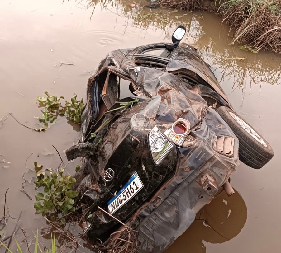 AGORA:Capotamento de Corolla preto deixa dois mortos e vários feridos na Avenida Palmiro Paes de Barros, em Cuiabá