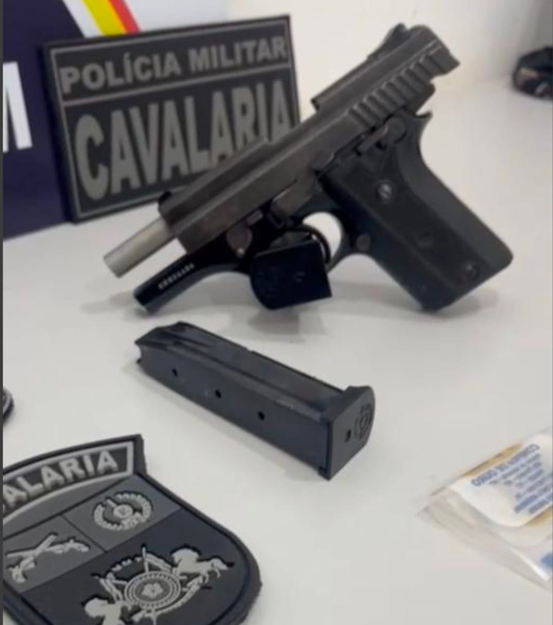 Jovem de 20 anos é preso com pistola escondida em fogão durante ação policial