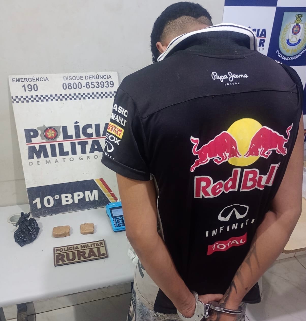 TRÁFICO NO BAR! SUSPEITO TENTA FUGIR, ARREMESSA DROGA E ACABA PRESO EM CUIABÁ