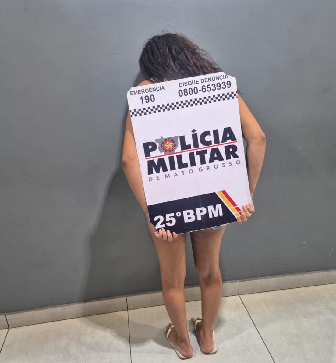 Mulher é conduzida à delegacia por portar maconha em Várzea Grande