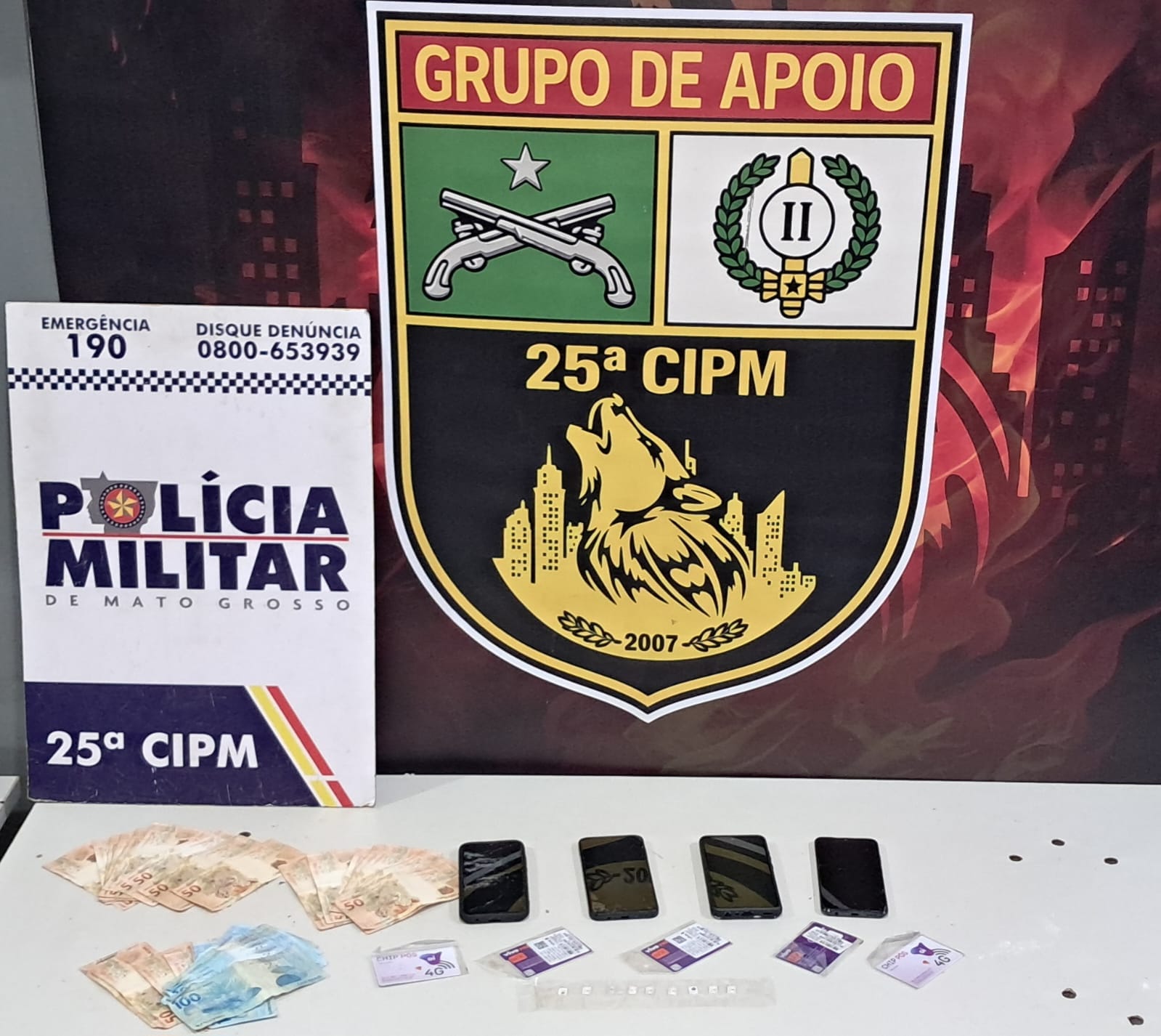 Polícia Militar apreende celulares, chips e R$ 3 mil em residência suspeita em Várzea Grande