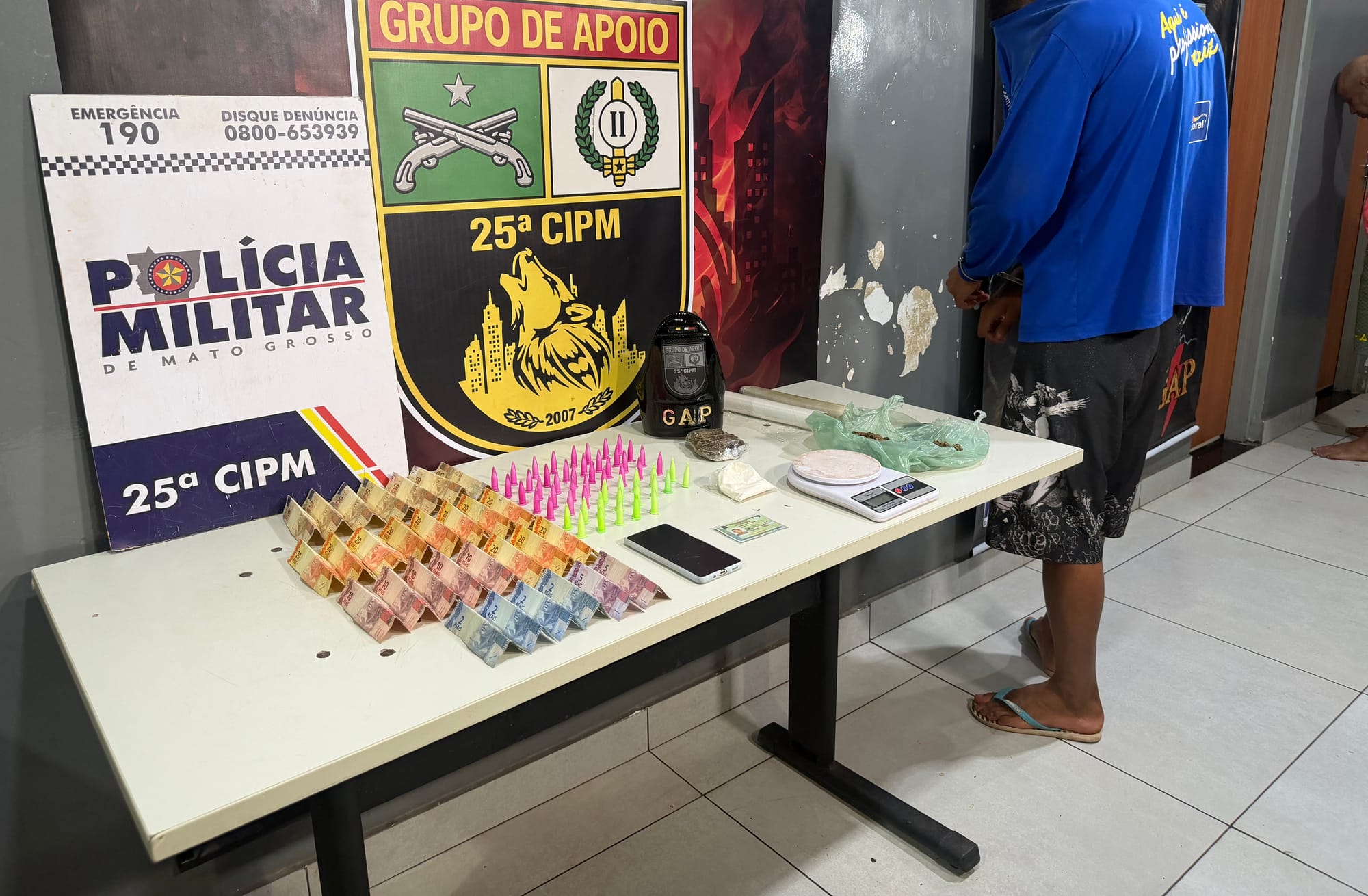 GAP ESTOURA PONTO DE TRÁFICO NO SÃO BENEDITO E APREENDE COCAÍNA, MACONHA E DINHEIRO EM VÁRZEA GRANDE