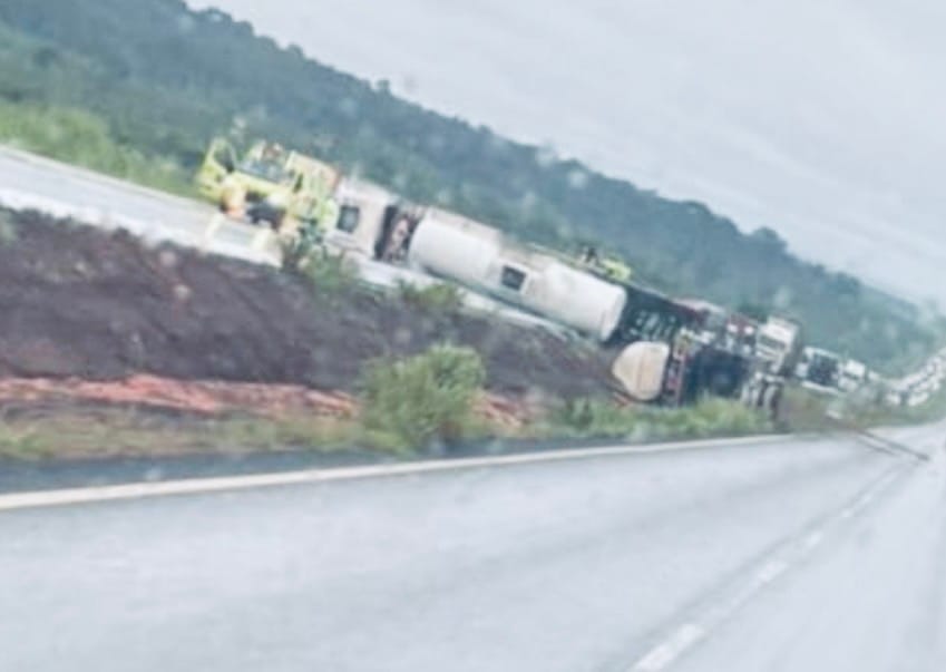 Carreta-tanque tomba na BR-163 e interdita rodovia por quase três horas em Nova Mutum