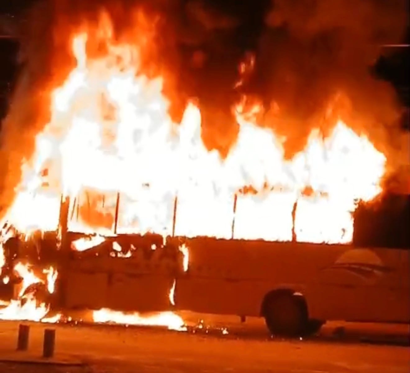 MICRO-ÔNIBUS PEGA FOGO E ASSUSTA MORADORES EM POCONÉ