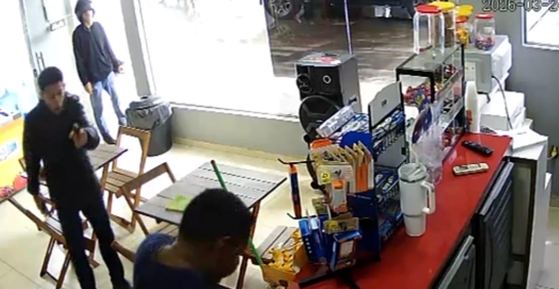 TERROR NO CRISTO REI: dupla armada invade conveniência e ameaça vítima de morte