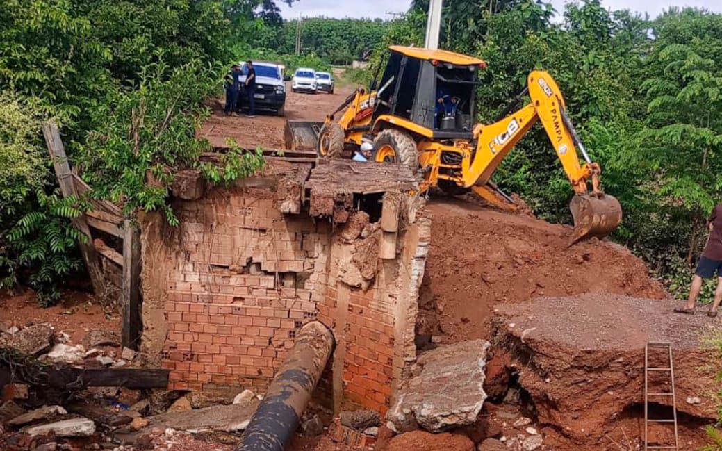 Chuva intensa causa desmoronamento e compromete abastecimento de água em Várzea Grande neste domingo