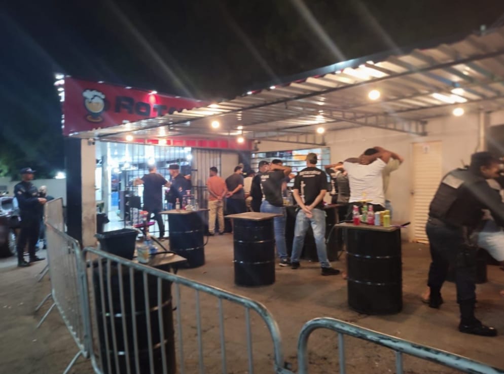 PM FLAGRA MENORES BEBENDO EM DISTRIBUIDORA E DONO VAI PARAR NA DELEGACIA EM CUIABÁ