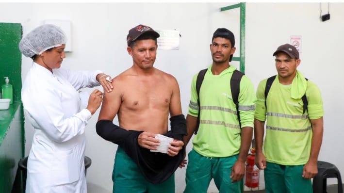 Vacinação inédita leva proteção e reconhecimento a coletores de lixo em Várzea Grande