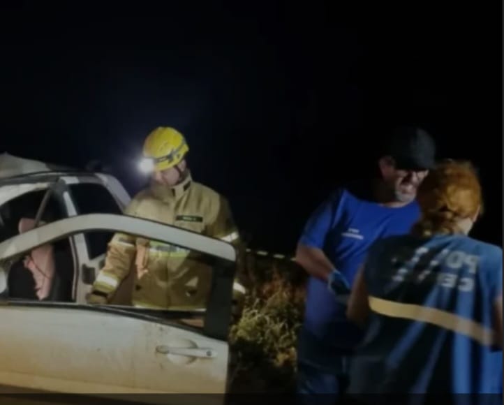 Colisão entre caminhão e caminhonete deixa dois mortos em rodovia