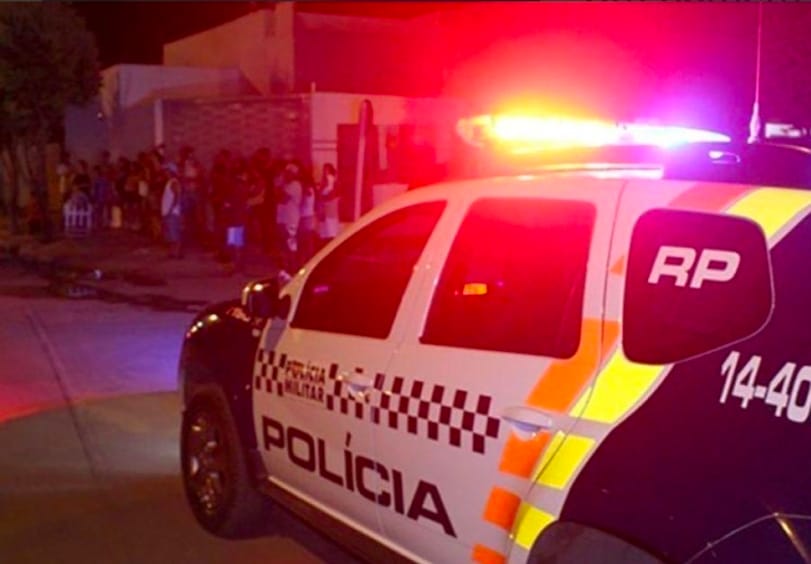 Mulher ataca companheiro com garrafa quebrada e homem fica gravemente ferido