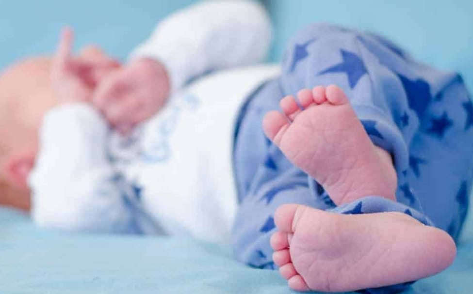 Criança de 2 anos é encontrada ferida e mãe acaba presa por suspeita de maus-tratos em Nobres