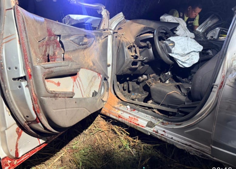Passageiro morre e motorista fica gravemente ferido após colisão entre carro e carreta na MT-010