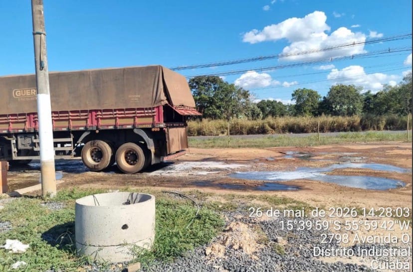 Lava-jato é interditado em Cuiabá após polícia flagrar descarte irregular e falta de licença ambiental