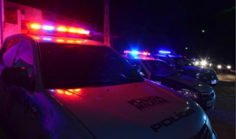 PM encontra armas escondidas em assoalho de Gol e prende quatro homens em MT