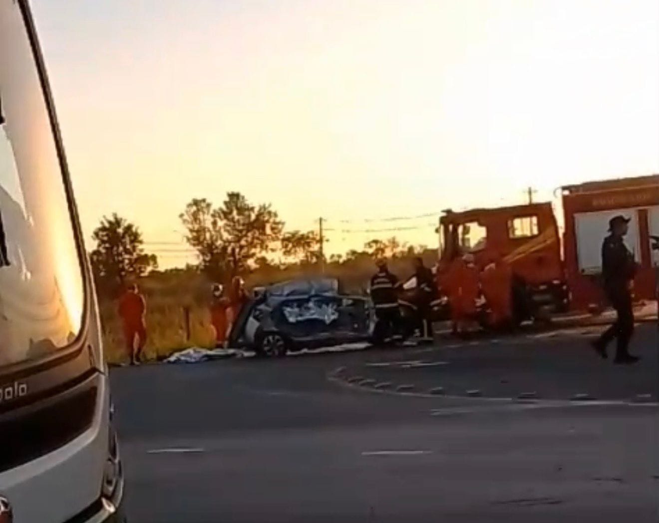 🚨 AGORA | Colisão violenta na Estrada da Guia deixa vítima presa às ferragens e mobiliza Bombeiros