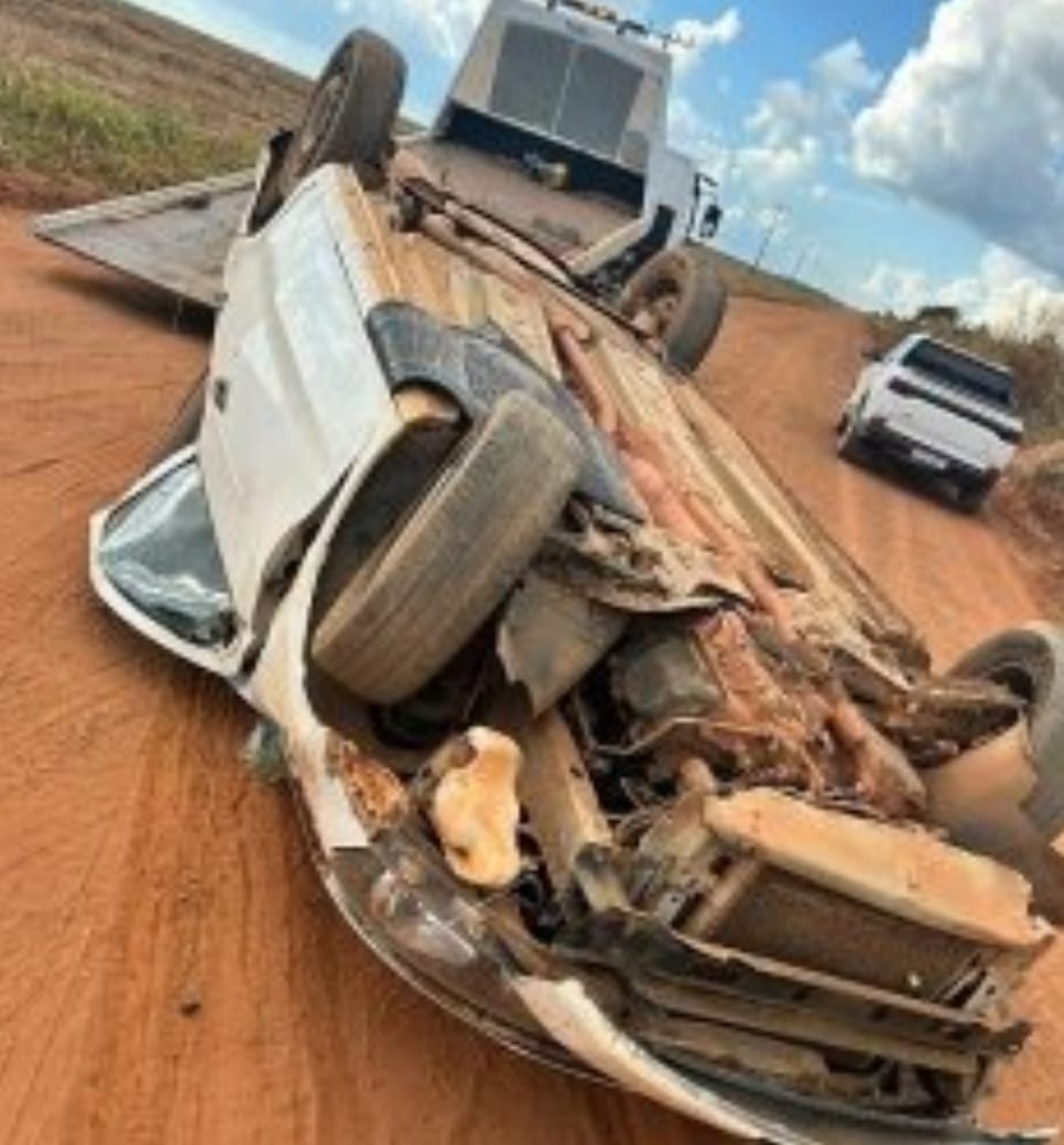 CAPOTAMENTO IMPRESSIONANTE! Família sobrevive após carro tombar na volta de beatificação em MT