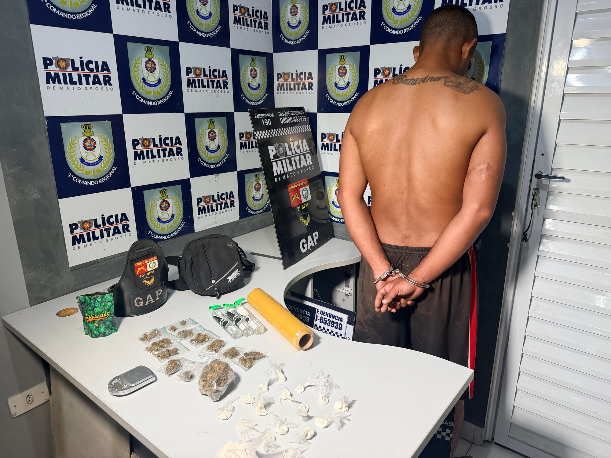 Suspeito é preso com drogas, lança-perfume e balança de precisão no bairro Santa Isabel